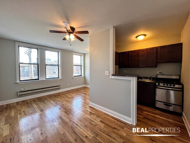 Building Photo - 818 W Diversey Pkwy