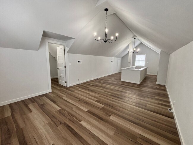 Building Photo - Newly updated 4 bedroom house in Laurelhurst neighborhood!