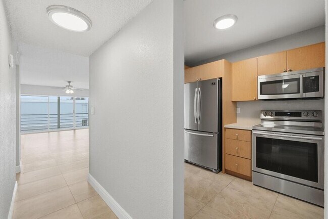 Building Photo - 7980 N French Dr