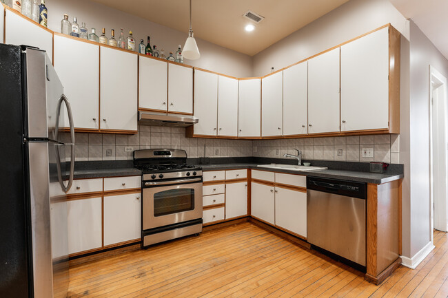 Building Photo - 2202 W Belmont Ave