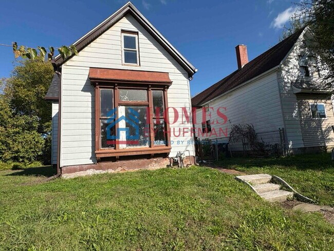 Building Photo - Three Bedroom House | Move in Ready