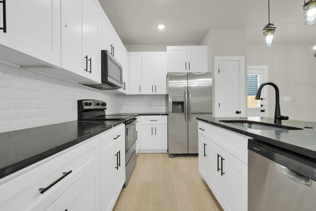 Building Photo - 822 Empire St