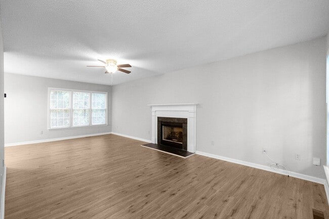 Building Photo - Spacious 2-Story Home with Finished Basement!
