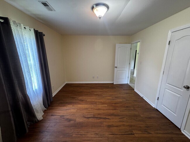 Building Photo - 2115 Cameo Dr