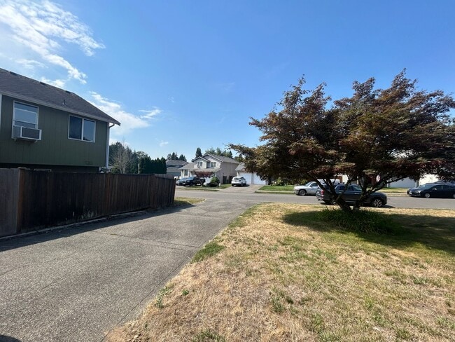 Building Photo - Beautiful 4 bd 3 bath w/ 2-car Garage Home...