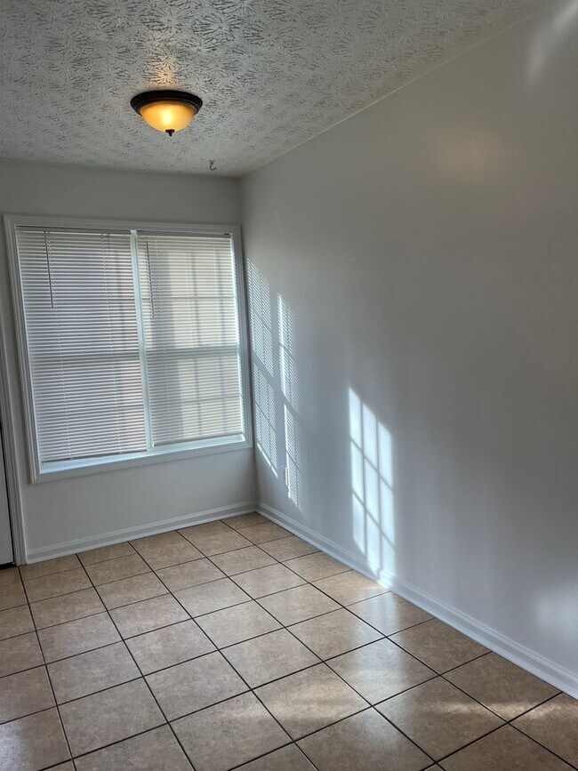 Building Photo - 5409 Sugarmill Dr