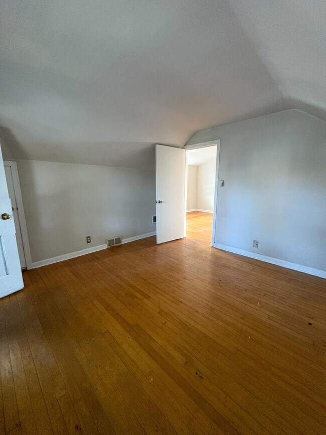 Building Photo - 2132 S 75th St