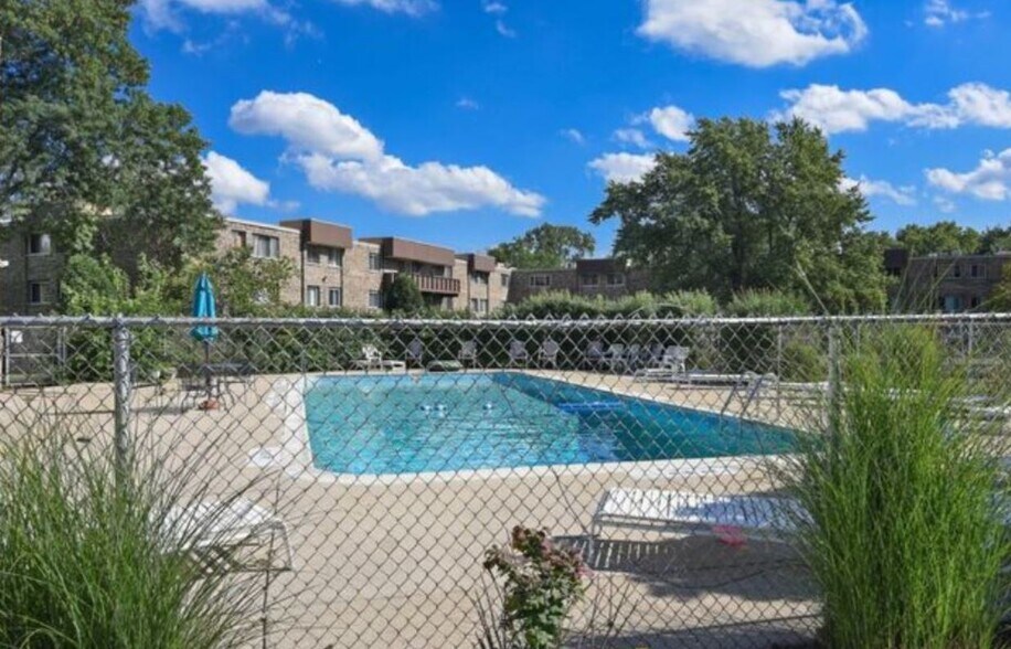 Building Photo - 2600 Brookwood Way Dr