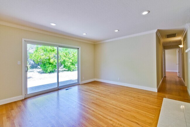 Building Photo - Spacious Home l Massive 12,525 Sq Ft Lot l...