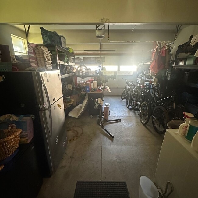 Building Photo - Spacious  3 bedroom 2.5 bathroom townhouse