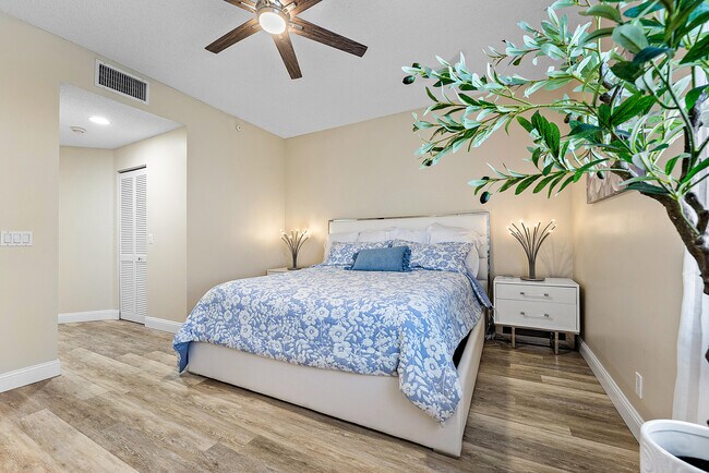 Building Photo - 7546 La Paz Blvd