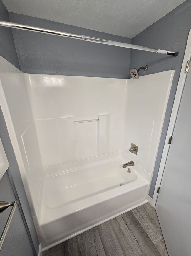 Building Photo - All like NEW Inside ! Great walk & bike scores - Large fenced backyard !