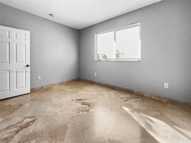 Building Photo - 1736 NE 9th Dr