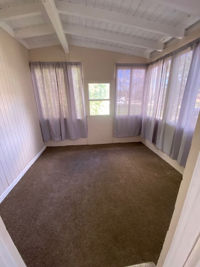 Building Photo - 3 Bed 1 Bath Home With Washer Dryer Hook U...