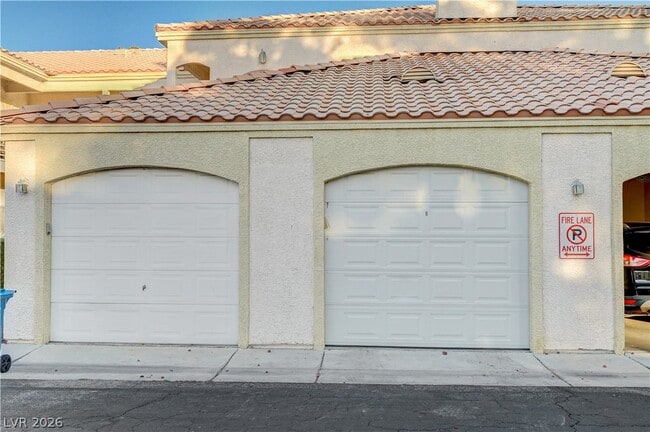 Building Photo - 1900 N Torrey Pines Dr