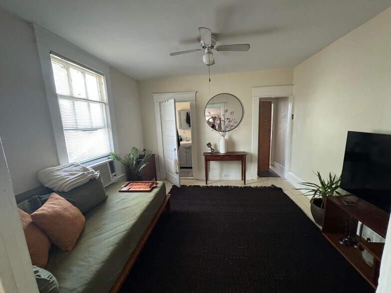 Building Photo - 215 S Howard Ave