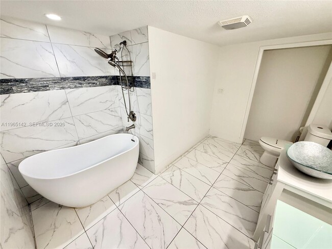 Building Photo - 1621 SW 117th Ave