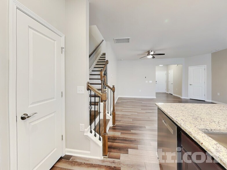 Building Photo - 1112 Gemfor St