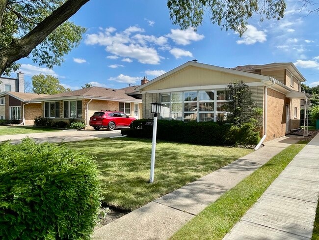 Building Photo - 4825 Sherwin Ave