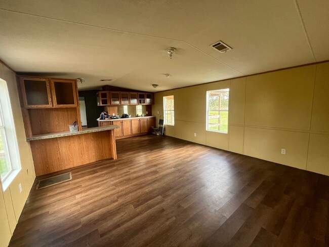 Building Photo - 2 Bedroom, 2 bath Manufactured Home in Suw...