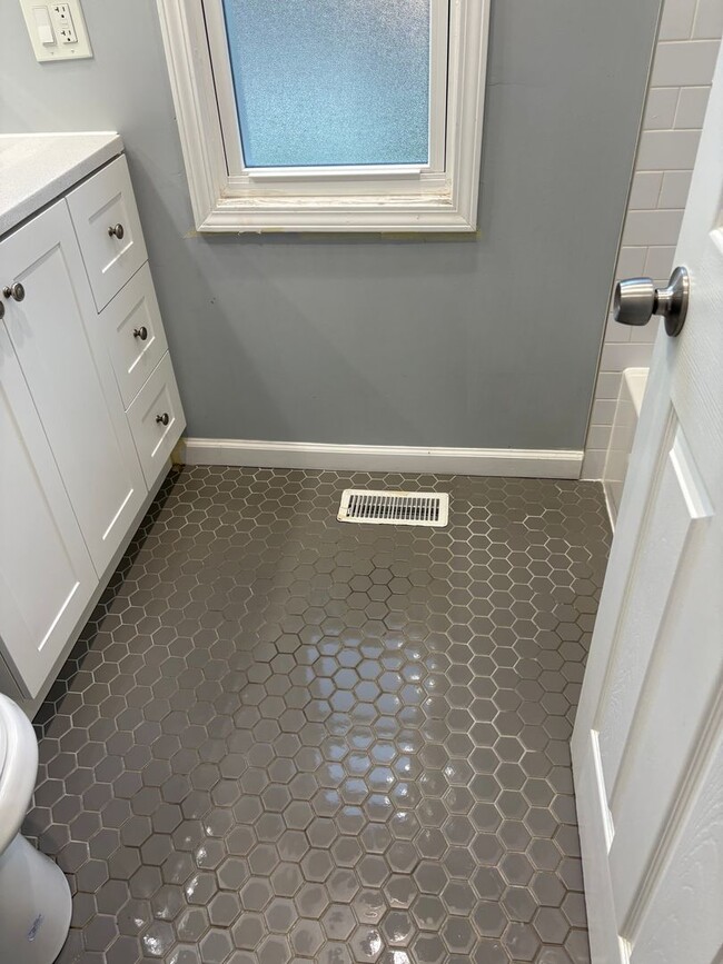 Building Photo - 9219 S Greenwood Ave