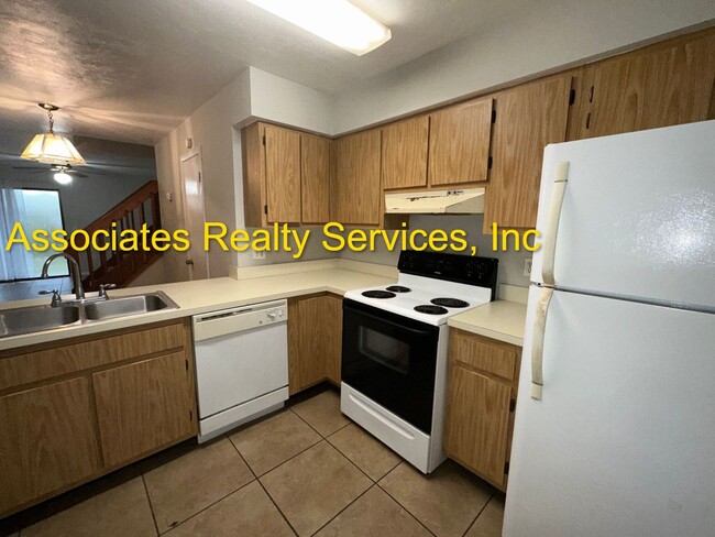 Building Photo - 2 Br/ 2.5 ba, Close to UF & shopping-