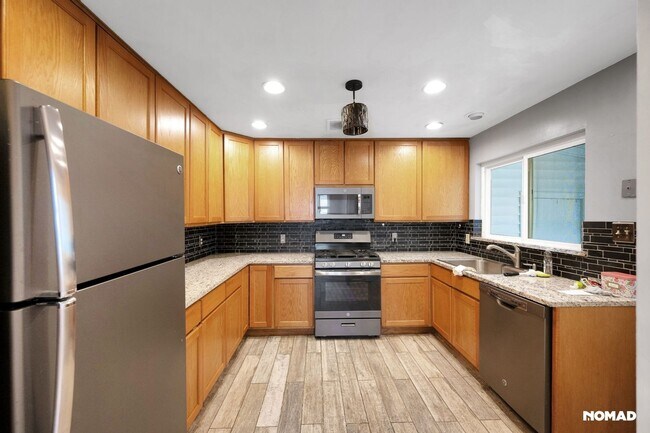 Building Photo - Spacious 3BR House in Denver