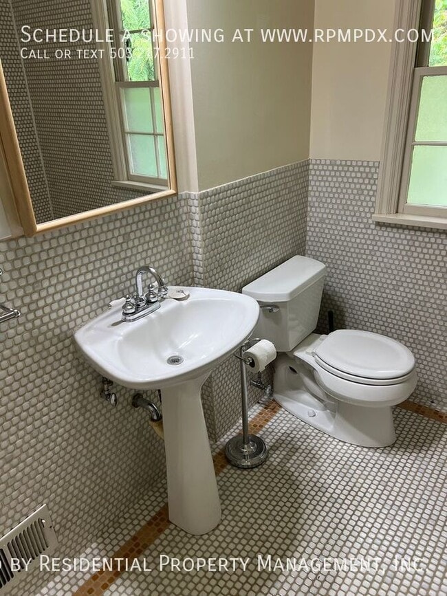 Building Photo - 1938 SW Edgewood Rd