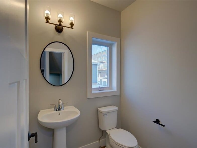 Building Photo - 4880 Romaine Rd