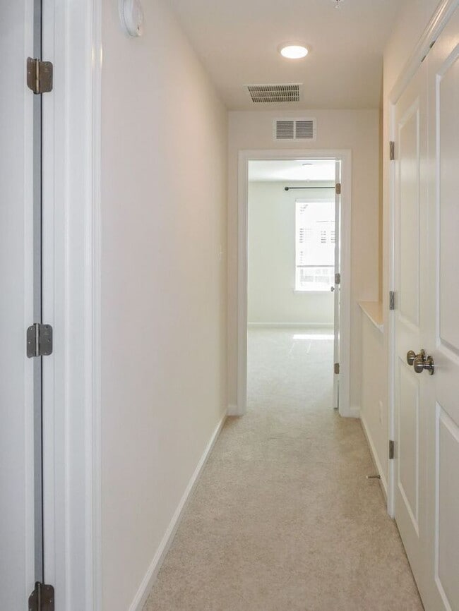 Building Photo - Pet Friendly 3 Story Inner Townhouse with ...