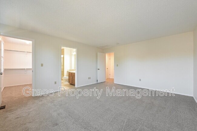 Building Photo - 580 E Kettle Ave