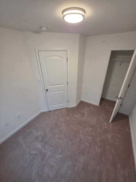 Building Photo - 321 Avon Dr