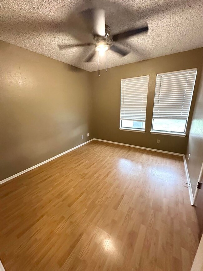 Building Photo - 4 Bed 2 Bath For Rent