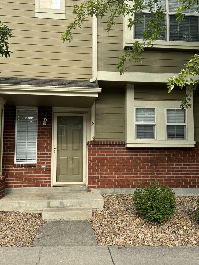Building Photo - Beautiful End Unit Townhouse In Thornton!