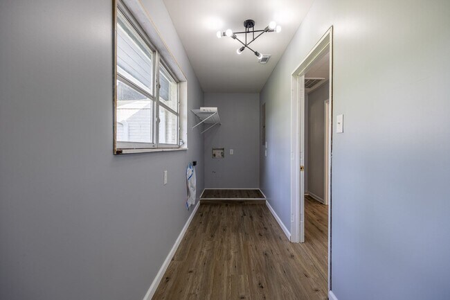Building Photo - 559 Marsim Dr