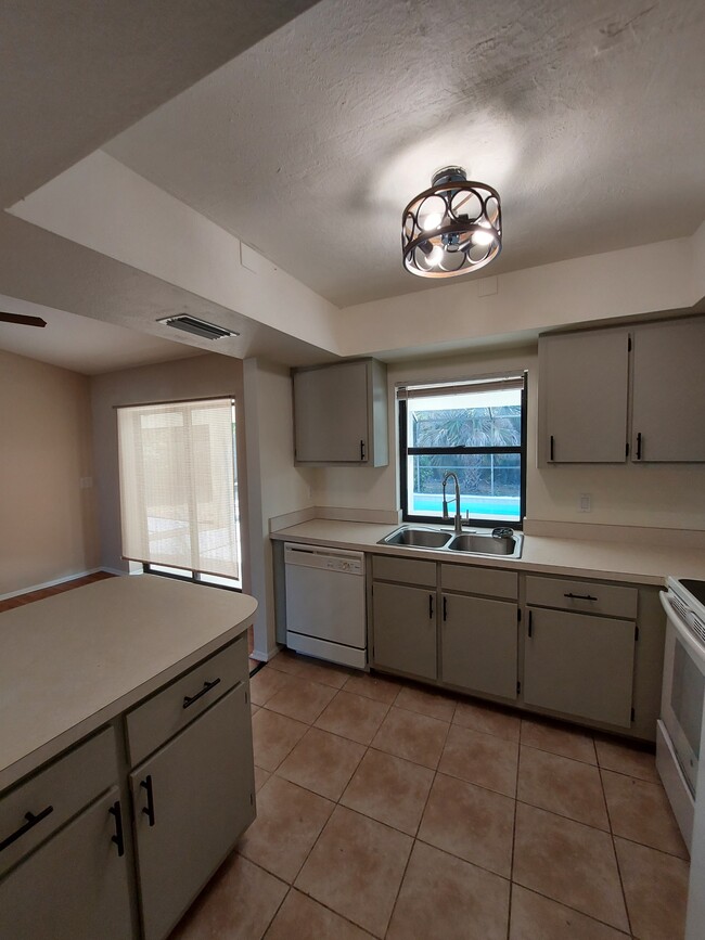 Building Photo - 801 SW 10th Pl