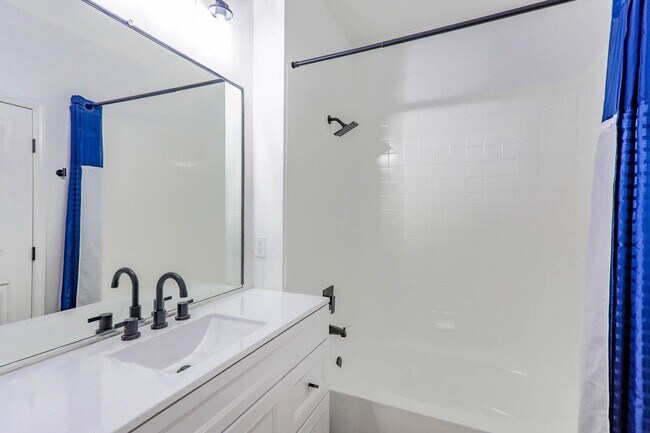 Building Photo - 3 Bed Condo In Gated West Side Community