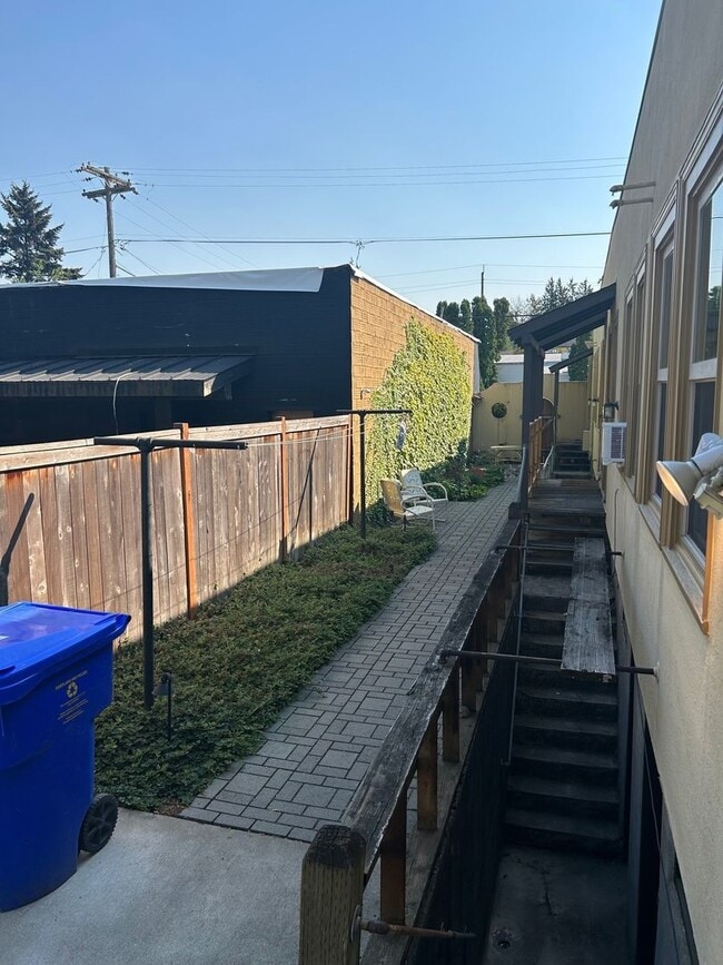 Building Photo - Spanish-Style Apartment Close to Belmont/Laurelhurst Located on Famous Peacock Lane! Loaded with ...