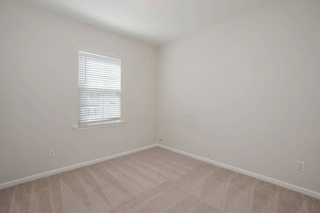 Building Photo - Four Bedroom Townhome!