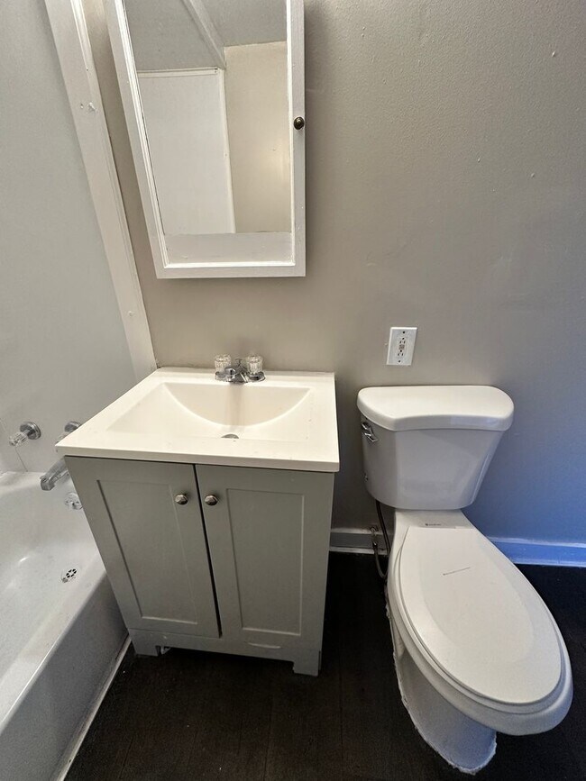 Building Photo - Spacious Single Family Home Ready for Rent in Great Neighborhood