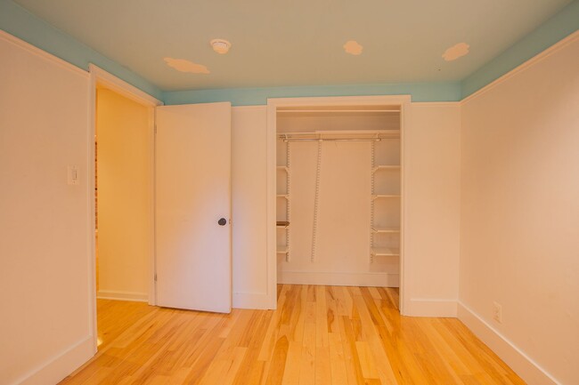 Building Photo - Lovely 2 BR/1.5 BA Apartment in Downtown!