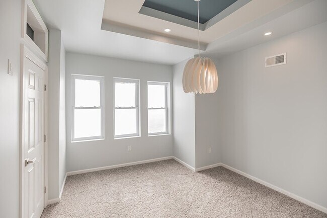 Building Photo - 5611 Arlington St