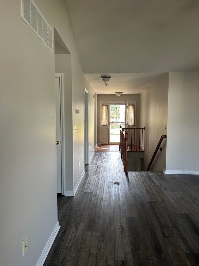 Building Photo - 404 Tailfeather Dr