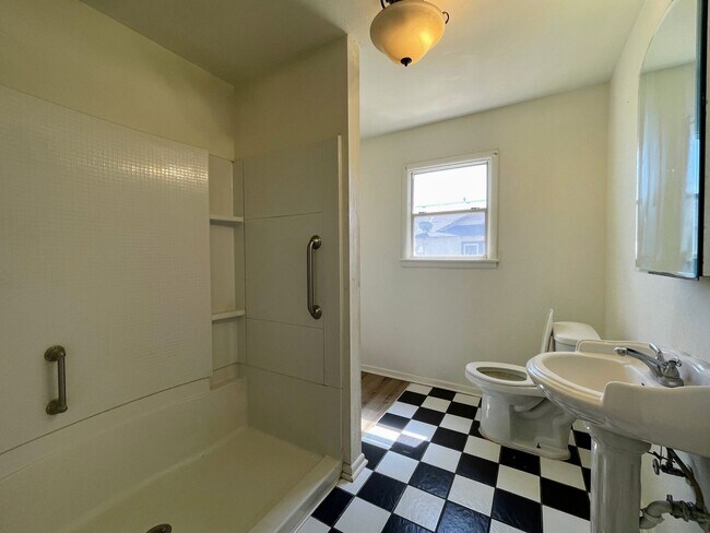 Building Photo - Cozy 3-Bedroom Home with Spacious Front Porch – Perfect for Small Families!