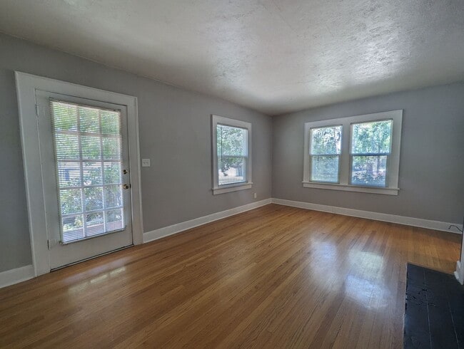 Building Photo - Nice 2 Bedroom, 1-Bath Bungalow Style Home!