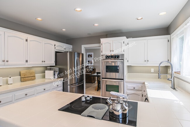 Building Photo - 1062 Foxenwood Dr