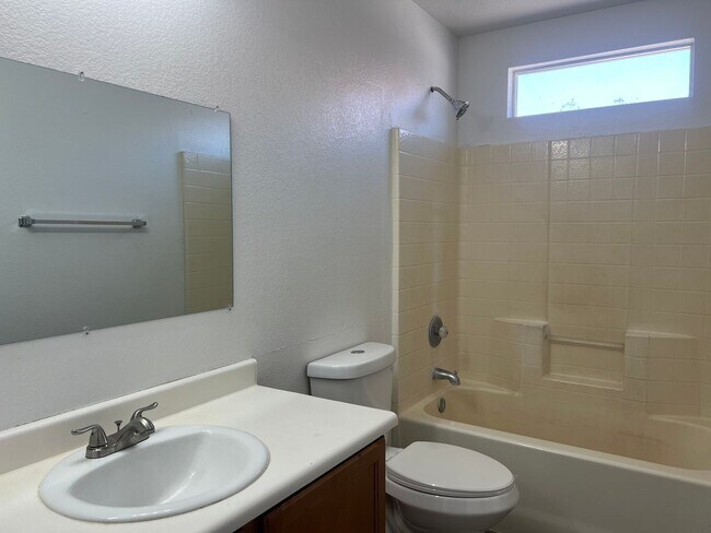 Building Photo - 1426 E Romley Rd