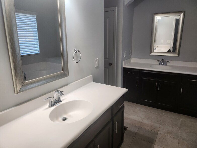 Building Photo - Room in Townhome on Durants Neck Ln