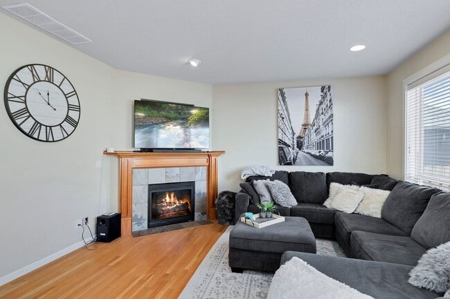 Building Photo - Lovely 4 bedroom home with neighborhood pool