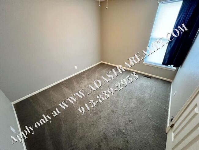 Building Photo - Beautiful 4 Bed Townhome in Gardner-Coming...